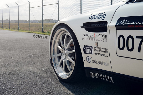Фото дисков Strasse Wheels R10 Performance Глянцевый лак на Aston Martin Vantage 2