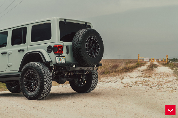 Фото дисков Vossen HFX-1 (5-Lug) Черный глянец на Jeep Wrangler IV (JL)