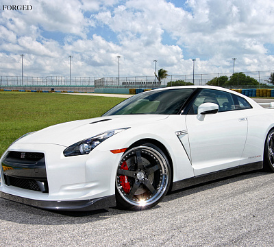 Фото дисков Strasse Wheels S5 Performance на Nissan GT-R
