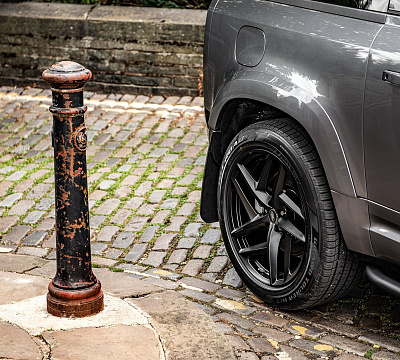 Фото дисков Kahn Type 52 RS на Land Rover Defender II