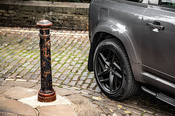 Фото дисков Kahn Type 52 RS Черный сатин на Land Rover Defender II