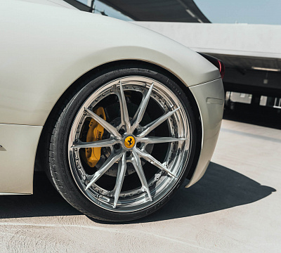 Фото дисков HRE S104SC на Ferrari 458