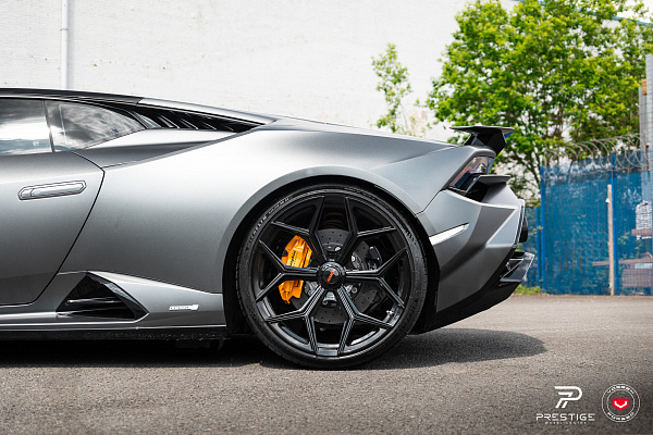 Фото дисков NOVITEC NL4 Черный глянец на Lamborghini Huracan