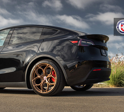 Фото дисков HRE P111SC на Tesla Model Y