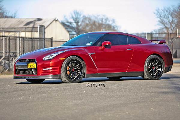 Фото дисков Strasse Wheels R10 Deep Concave FS Черный глянец на Nissan GT-R