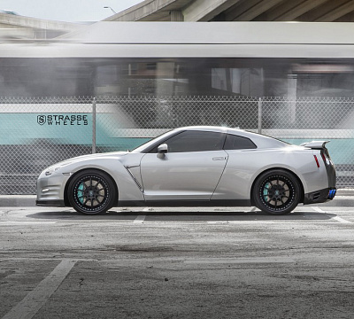 Фото дисков Strasse Wheels R10 Signature на Nissan GT-R