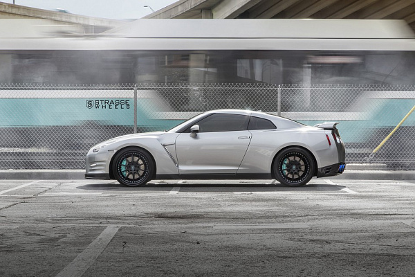 Фото дисков Strasse Wheels R10 Signature Черный сатин на Nissan GT-R