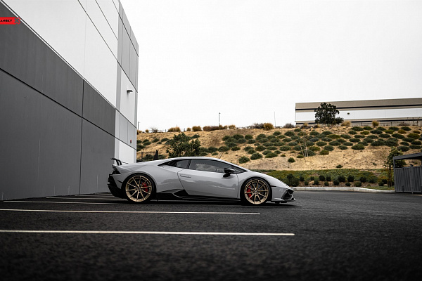 Фото дисков Anrky AN28 Глянцевое темное золото на Lamborghini Huracan