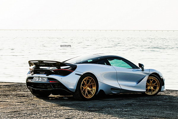 Фото дисков Strasse Wheels SM5R Deep Concave FS Сатиновое золото на McLaren 720S