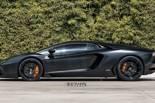 Фото дисков Strasse Wheels SM5R Deep Concave Monoblock Черный глянец на Lamborghini Aventador
