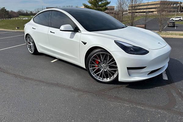 Фото дисков HRE FF28 Глянцевый тонированный лак на Tesla Model 3