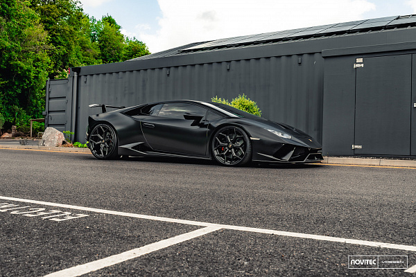 Фото дисков NOVITEC NL4 Черный глянец на Lamborghini Huracan