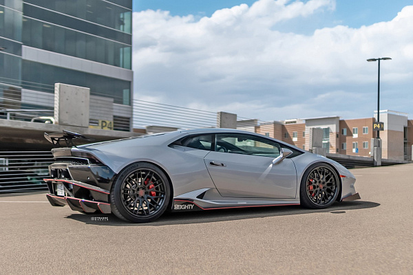 Фото дисков Strasse Wheels SV10M Deep Concave FS Черный глянец на Lamborghini Huracan