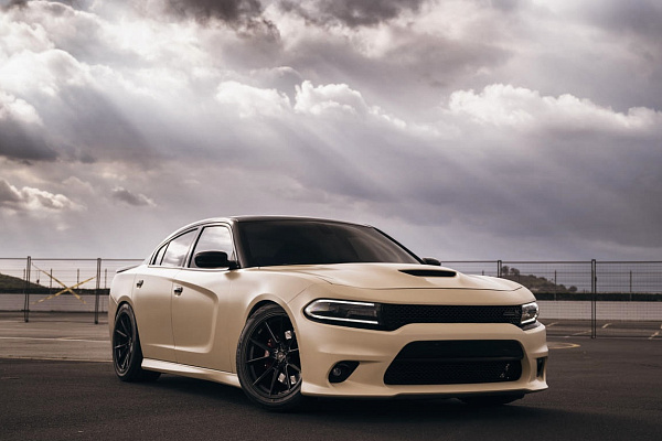 Фото дисков Savini SV-F4 Черный глянец на Dodge Charger VII