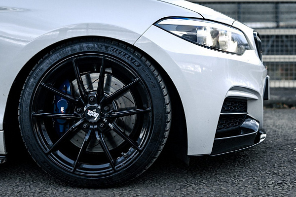 Фото дисков Bola FLC Черный глянец на BMW 2/M2 (F22/F87)