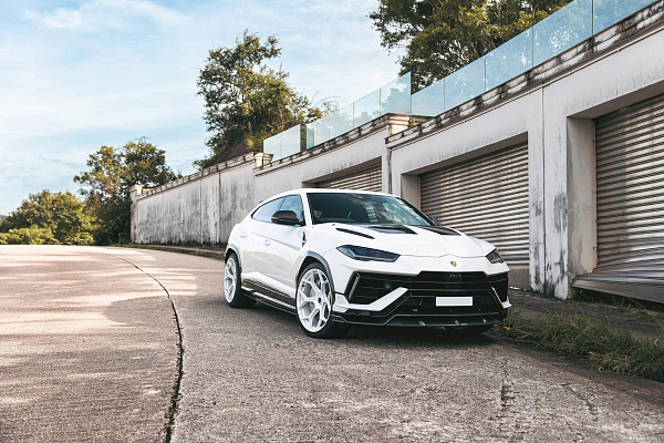 Фото дисков Brixton Forged MW03 Белый глянец на Lamborghini Urus