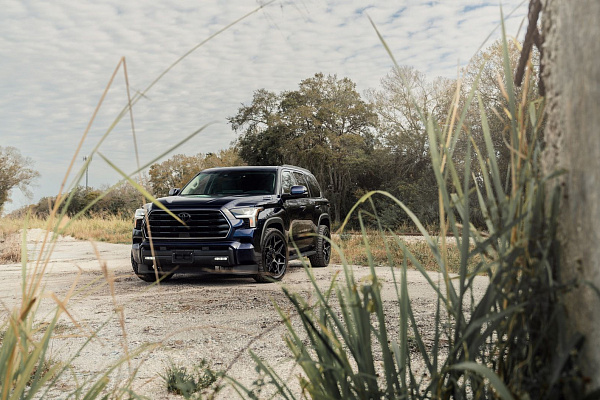 Фото дисков 4PLAY 4P06 Черный глянец на Toyota Sequoia III