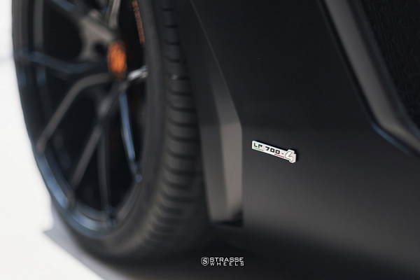 Фото дисков Strasse Wheels SM5R Deep Concave Monoblock Черный глянец на Lamborghini Aventador