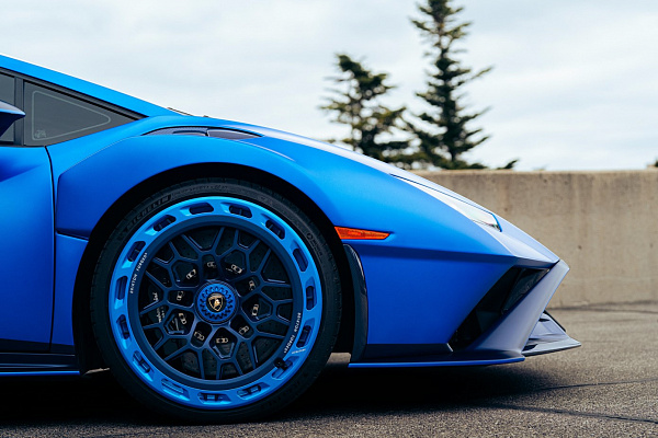 Фото дисков Brixton Forged FDE06 Aerotech Синий сатин на Lamborghini Huracan