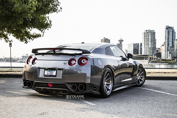 Фото дисков Strasse Wheels R10 Deep Concave Сатиновый темный лак на Nissan GT-R