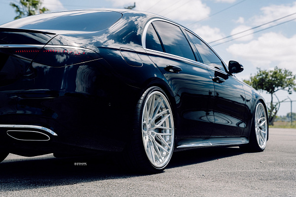 Фото дисков Strasse Wheels SV10M-RS Deep Concave FS Глянцевый лак на Mercedes-Benz S-Class (W223)