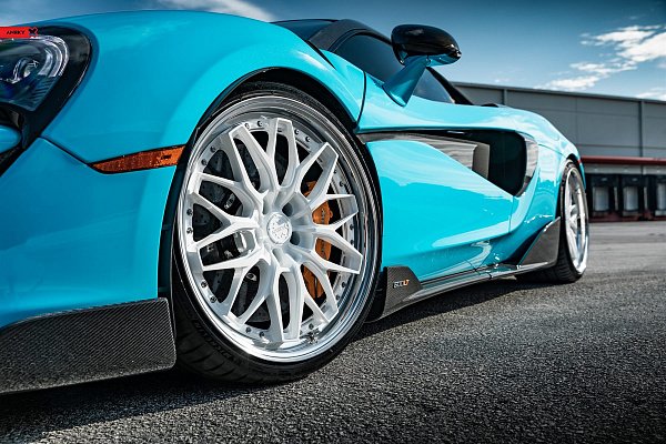 Фото дисков Anrky RS1 Белый глянец на McLaren 600
