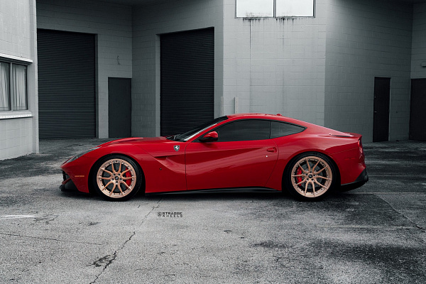 Фото дисков Strasse Wheels SV5 Deep Concave Duoblock Сатиновое золото на Ferrari 812