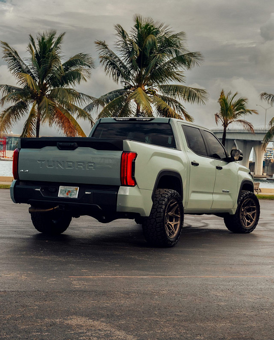 Фото дисков 4P83 Сатиновая темная медь на Toyota Tundra III