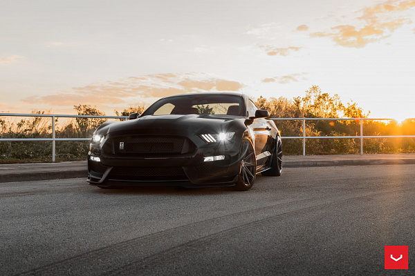 Фото дисков Vossen VFS-10 Черный глянец на Ford Mustang VI