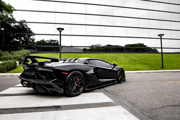 Фото дисков HRE R161 Lightweight Черный глянец на Lamborghini Aventador