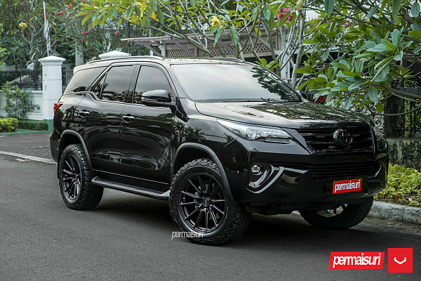 Фото дисков Vossen HF6-1 Черный сатин на Toyota Fortuner II