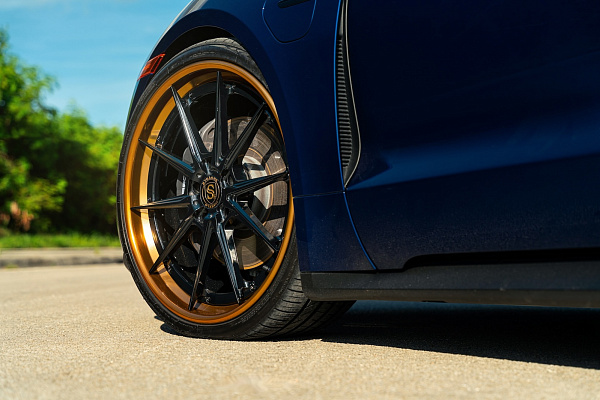 Фото дисков Strasse Wheels SV10 Deep Concave FS Черный глянец на Porsche Taycan I