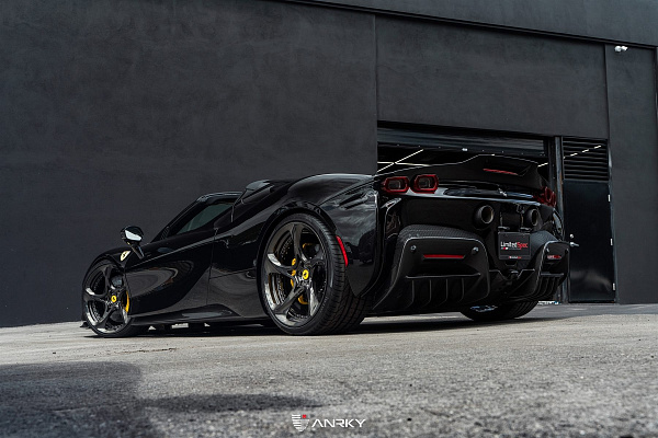 Фото дисков Anrky XR-205 Глянцевый темный лак на Ferrari SF90
