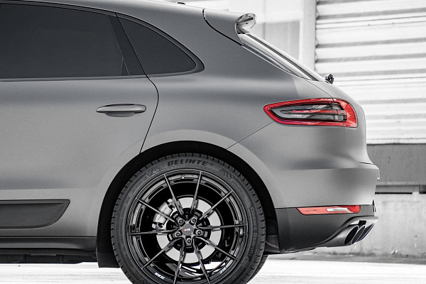 Фото дисков Savini SV-F1 Черный глянец на Porsche Macan I