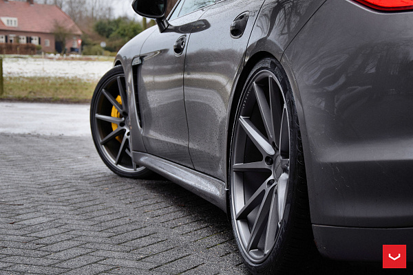 Фото дисков Vossen VFS-1 Сатиновый графит на Porsche Panamera I