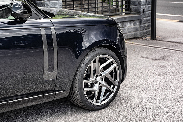 Фото дисков Kahn Type 52 RS Глянцевый тонированный лак на Range Rover V