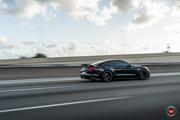 Фото дисков Vossen M-X2 Черный глянец на Ford Mustang VI