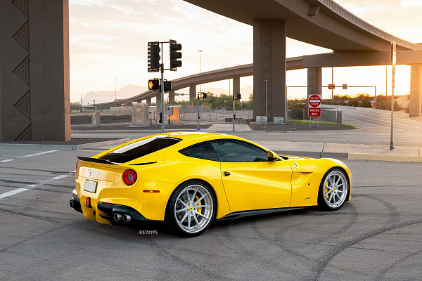 Фото дисков Strasse Wheels SV10 Deep Concave FS Глянцевый лак на Ferrari 812