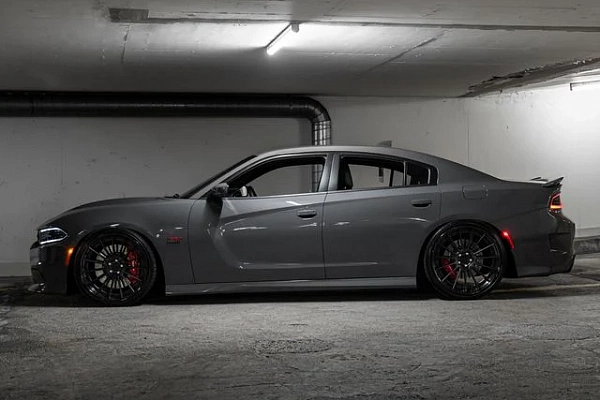 Фото дисков ST Wheels ST22.2 Сатиновый графит на Dodge Charger VII