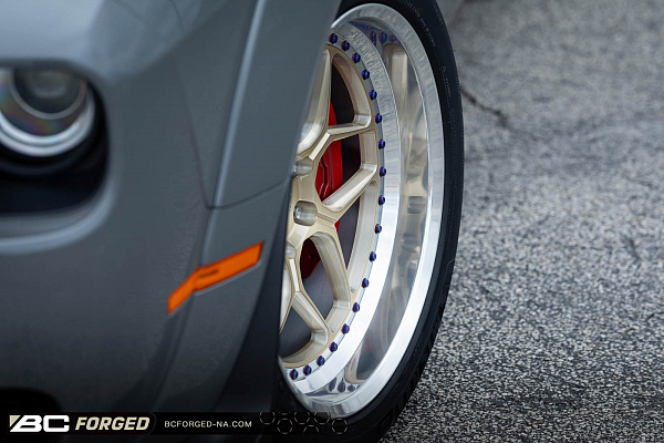 Фото дисков BC Forged LE53 // MLE53 Глянцевая шампань на Dodge Challenger III