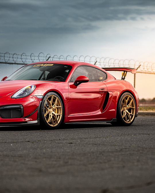 Фото дисков HF-5 Глянцевое золото на Porsche Cayman II