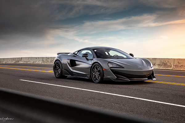 Фото дисков Brixton Forged PF9 Сатиновый графит на McLaren 600