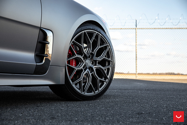 Фото дисков Vossen HF-2 Сатиновый графит на Kia Stinger