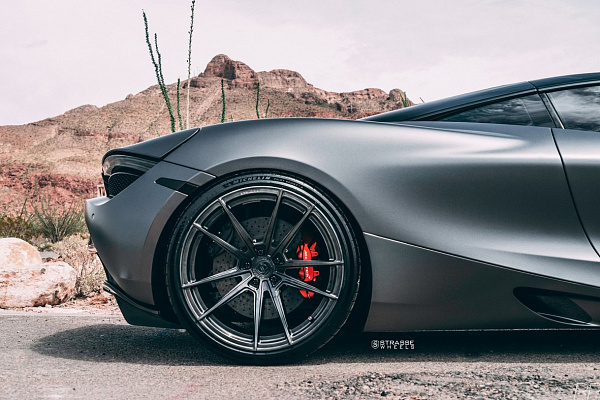 Фото дисков Savini SV1 Черный глянец на McLaren 720S
