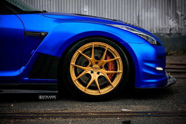 Фото дисков Strasse Wheels SM5R Deep Concave Monoblock Сатиновое золото на Nissan GT-R