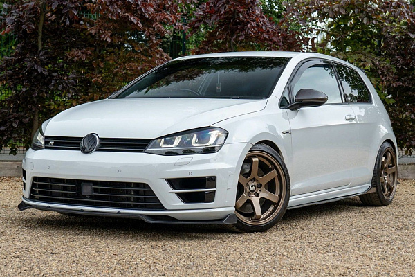 Фото дисков Bola B1 Глянцевое темное золото на Volkswagen Golf VII