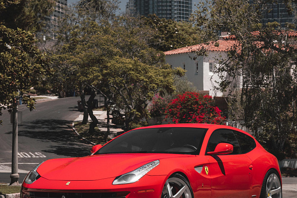Фото дисков CEC C884 Глянцевый лак на Ferrari FF