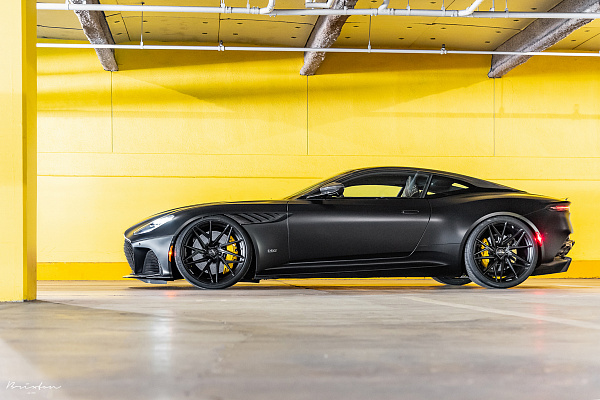 Фото дисков Brixton Forged PF8 Черный сатин на Aston Martin DBS 3