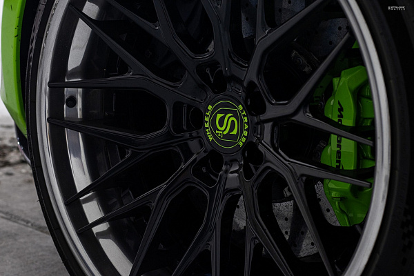 Фото дисков Strasse Wheels SV10M Deep Concave FS Черный глянец на McLaren 720S