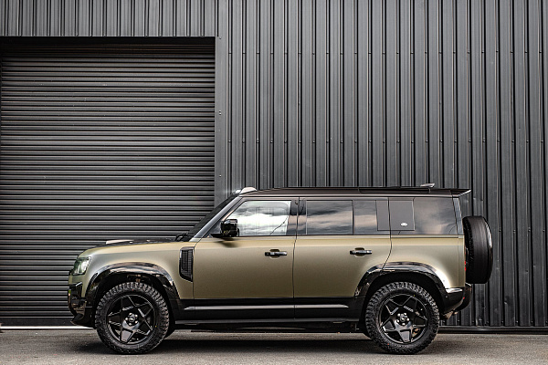 Фото дисков Kahn Mondial Retro Черный сатин на Land Rover Defender II